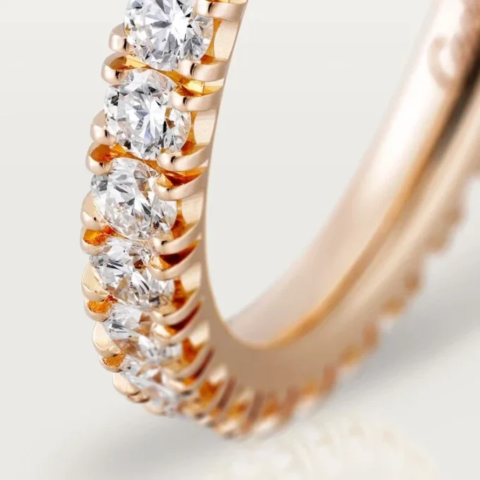 Alianza Etincelle de Cartier, 2,6 mm de ancho, pavé