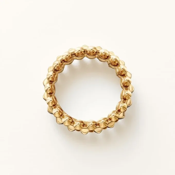 Anillo Clash De Cartier, modelo mediano