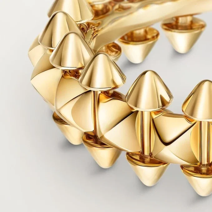Anillo Clash De Cartier, modelo mediano
