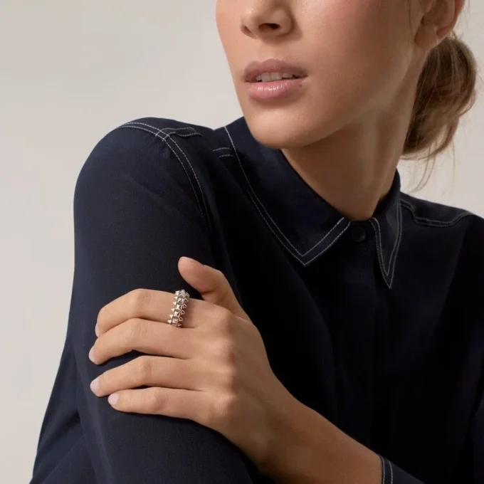 Anillo Clash de Cartier, modelo mediano – Oro blanco – Cartier
