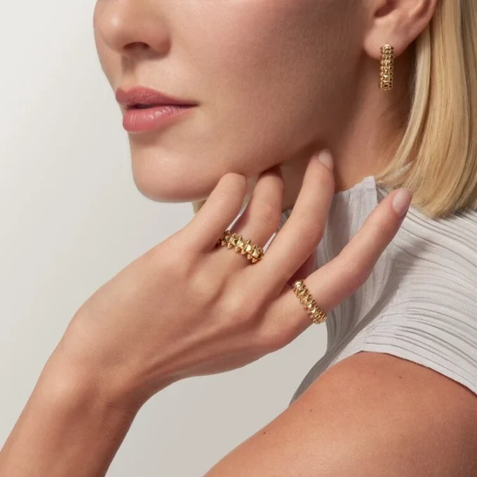 Anillo Clash De Cartier, modelo pequeño