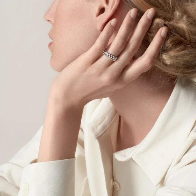 Anillo Clash De Cartier, modelo pequeño – Oro blanco – Cartier