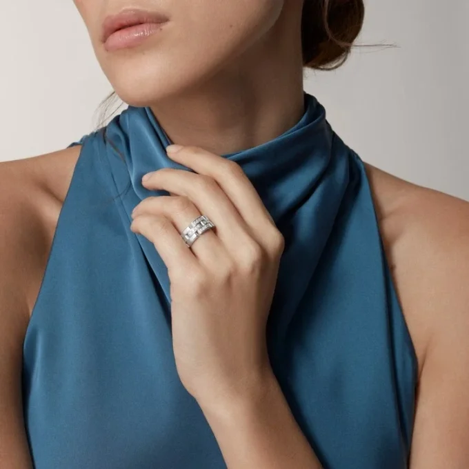 Anillo Maillon Panthere, 3 filas con medio pavé de diamantes – Oro blanco, diamantes – Cartier
