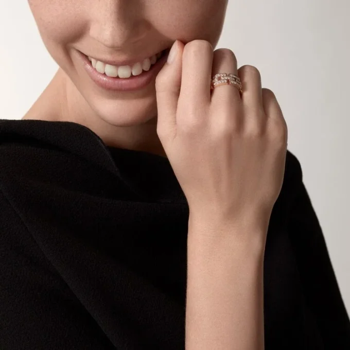 Anillo Maillon Panthere, 3 filas con medio pavé de diamantes – Oro rosa, diamantes – Cartier