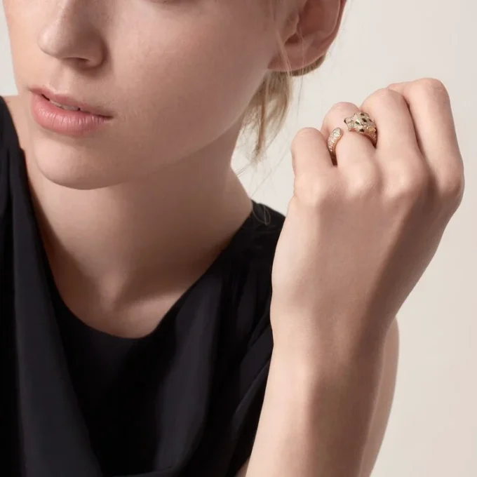 Anillo Panthere de Cartier – Oro amarillo, esmeraldas, ónix, diamantes – Cartier