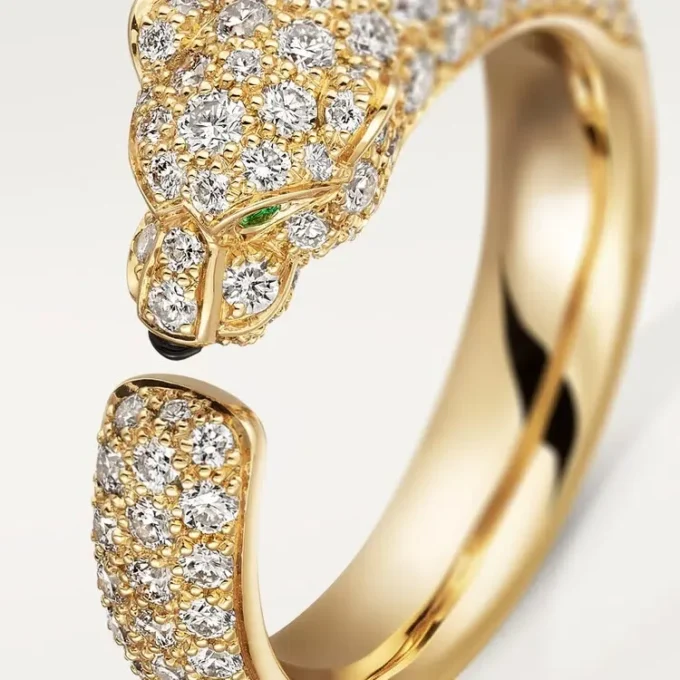 Anillo Panthere de Cartier – Oro amarillo, esmeraldas, ónix, diamantes – Cartier