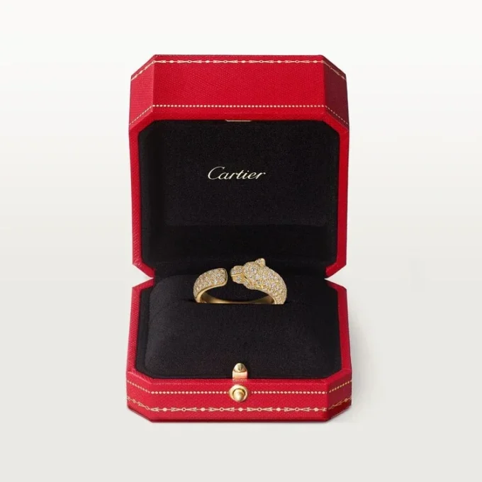 Anillo Panthere de Cartier – Oro amarillo, esmeraldas, ónix, diamantes – Cartier