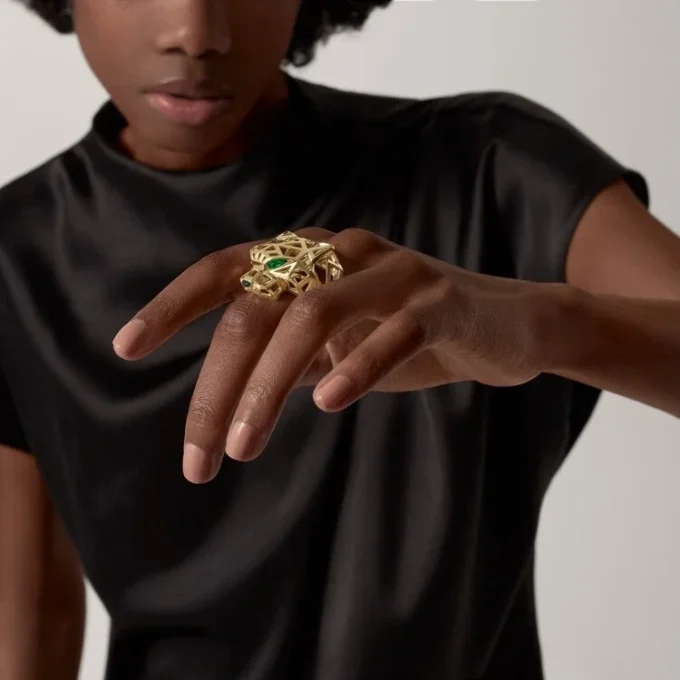 Anillo Panthere de Cartier – Oro amarillo, granates tsavorita, ónix – Cartier