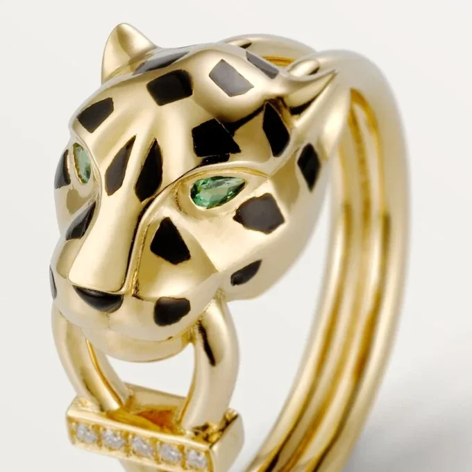 Anillo Panthere de Cartier – Oro amarillo, laca, diamantes, granate tsavorita – Cartier