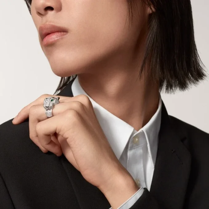Anillo Panthere De Cartier – Oro blanco, diamantes, esmeraldas, ónix – Cartier