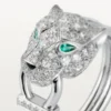 Anillo Panthere De Cartier – Oro blanco, diamantes, esmeraldas, ónix – Cartier