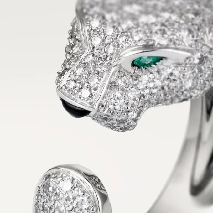 Anillo Panthere De Cartier – Oro blanco, diamantes, esmeraldas, ónix – Cartier