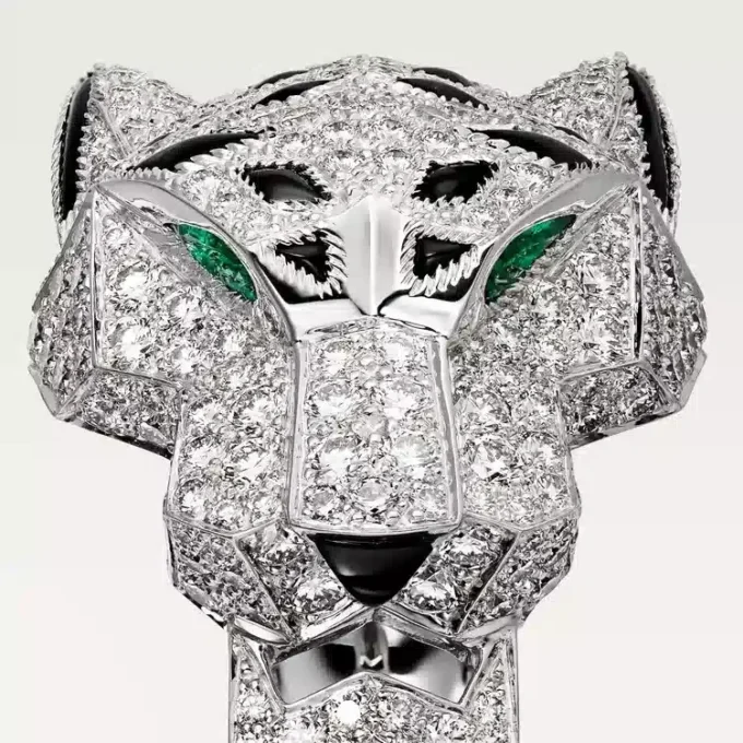 Anillo Panthere De Cartier – Oro blanco, diamantes, esmeraldas, ónix – Cartier