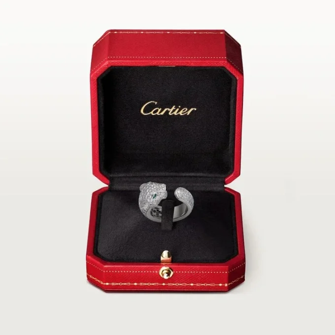 Anillo Panthere De Cartier – Oro blanco, diamantes, esmeraldas, ónix – Cartier