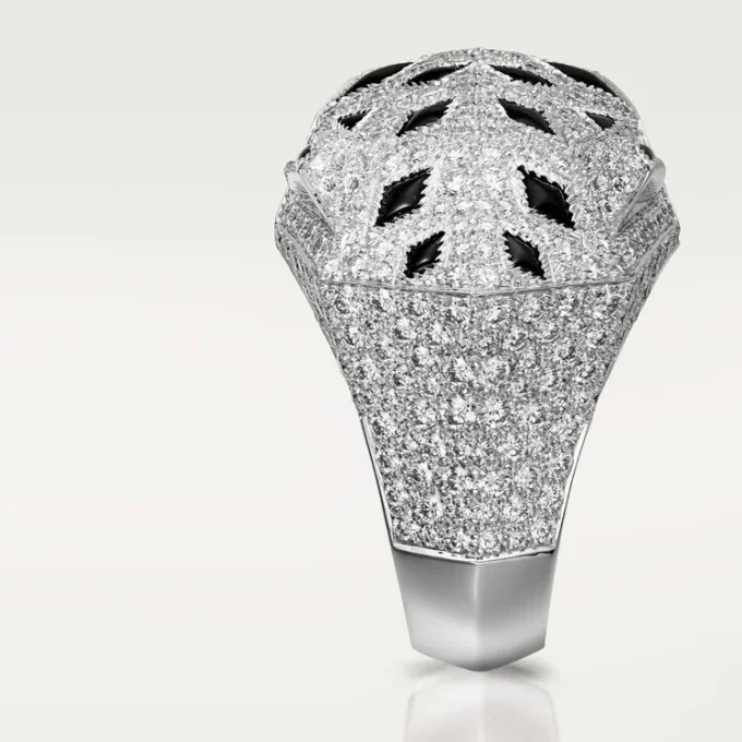 Anillo Panthere De Cartier – Oro blanco, diamantes, esmeraldas, ónix – Cartier