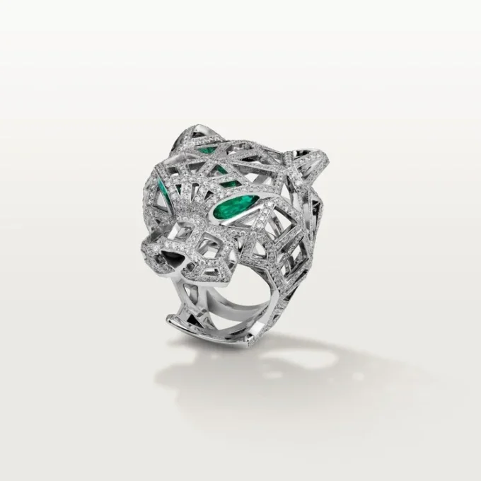 Anillo Panthere de Cartier – Oro blanco, esmeraldas, ónix, diamantes – Cartier