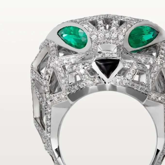 Anillo Panthere de Cartier – Oro blanco, esmeraldas, ónix, diamantes – Cartier