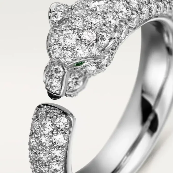 Anillo Panthere de Cartier – Oro blanco, esmeraldas, ónix, diamantes – Cartier