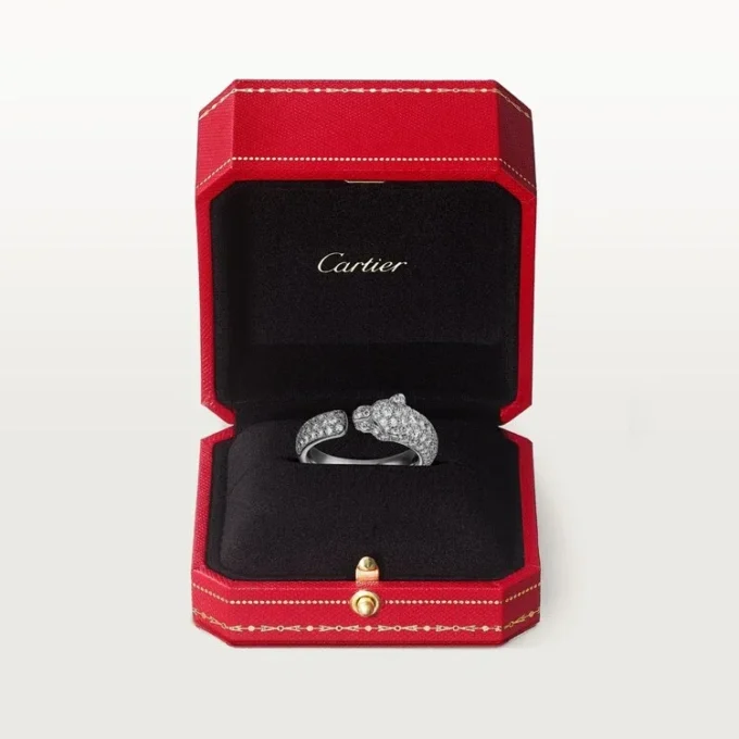 Anillo Panthere de Cartier – Oro blanco, esmeraldas, ónix, diamantes – Cartier