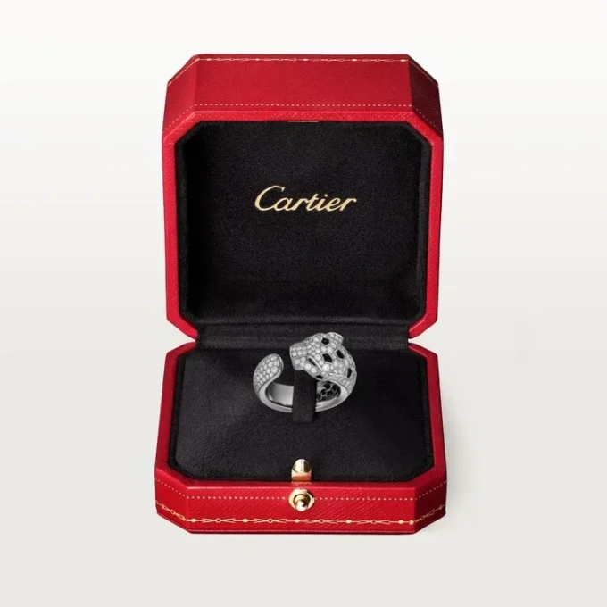 Anillo Panthere de Cartier – Oro blanco, esmeraldas, ónix, diamantes – Cartier