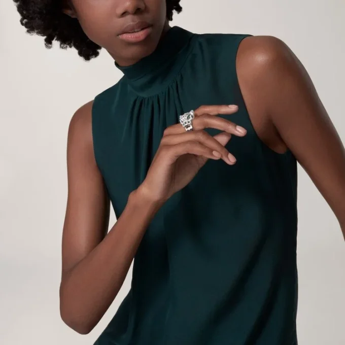 Anillo Panthere de Cartier – Oro blanco, ónix, esmeraldas, diamantes – Cartier