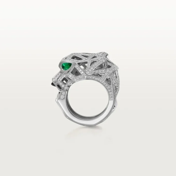 Anillo Panthere de Cartier – Oro blanco, ónix, esmeraldas, diamantes – Cartier