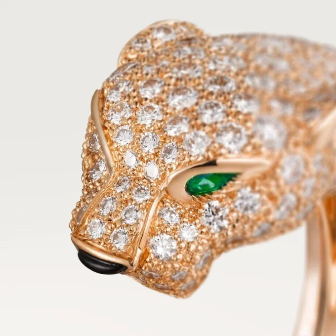 Anillo Panthere de Cartier – Oro rosa, diamantes, esmeraldas, ónix – Cartier