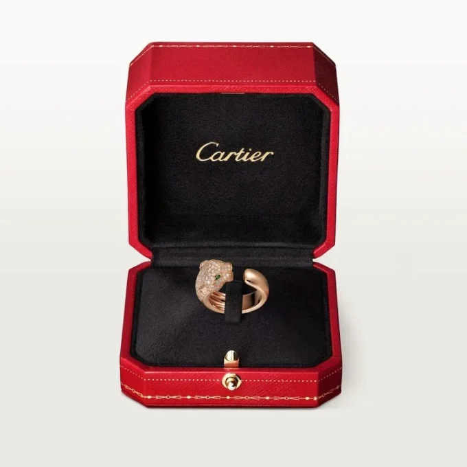 Anillo Panthere de Cartier – Oro rosa, diamantes, esmeraldas, ónix – Cartier