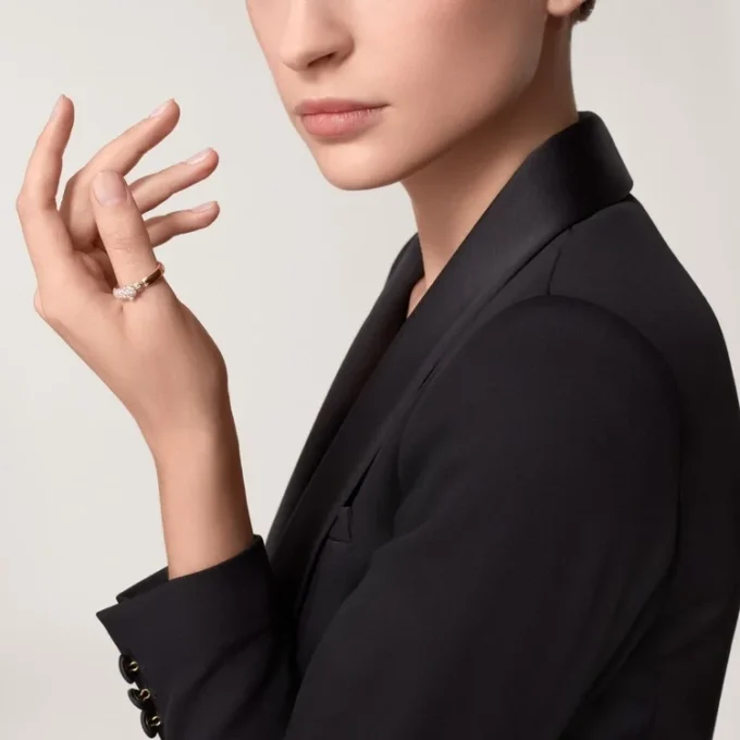 Anillo Panthere de Cartier – Oro rosa, ónix, esmeraldas, diamantes – Cartier