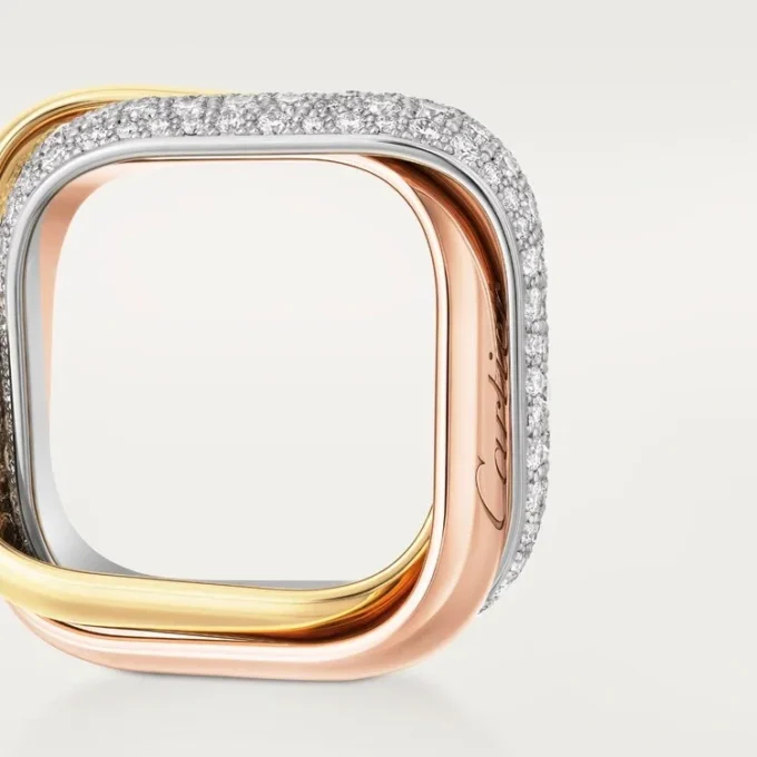 Anillo Trinity, forma cojín, modelo grande, medio pavé