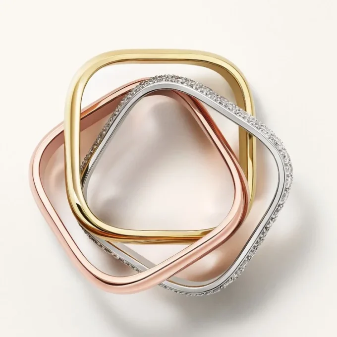 Anillo Trinity, forma cojín, modelo mediano, medio pavé