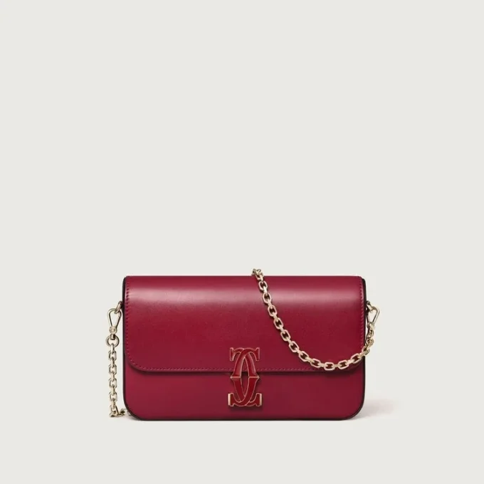 Bolso de cadena mini, Double C de Cartier – Piel de becerro rojo cereza, acabado en oro y esmalte rojo cereza – Cartier