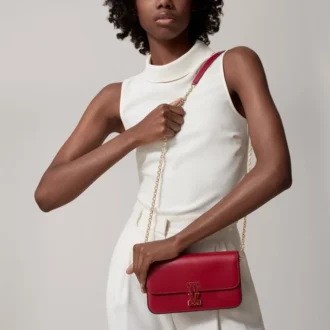 Bolso de cadena mini, Double C de Cartier – Piel de becerro rojo cereza, acabado en oro y esmalte rojo cereza – Cartier