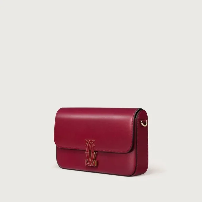 Bolso de cadena mini, Double C de Cartier – Piel de becerro rojo cereza, acabado en oro y esmalte rojo cereza – Cartier