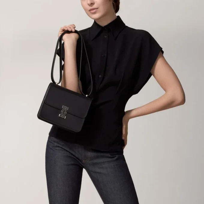 Bolso de hombro, Mini, Double C de Cartier – Piel de becerro negra, acabado en oro y esmalte negro – Cartier