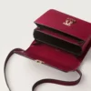 Bolso de hombro, Mini, Double C de Cartier – Piel de becerro rojo cereza, acabado en oro y esmalte rojo cereza – Cartier