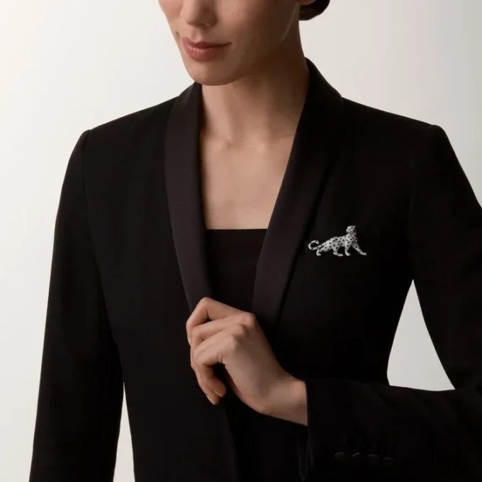 Broche Panthere De Cartier – Oro blanco, esmeraldas, ónix, diamantes – Cartier