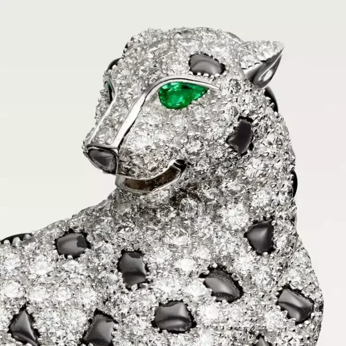 Broche Panthere De Cartier – Oro blanco, esmeraldas, ónix, diamantes – Cartier