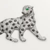Broche Panthere De Cartier – Oro blanco, esmeraldas, ónix, diamantes – Cartier