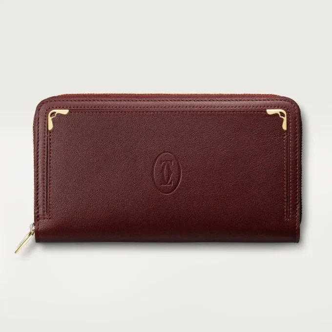 Cartera internacional con cremallera, Must De Cartier – Piel de becerro burdeos, acabado dorado – Cartier