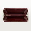 Cartera internacional con cremallera, Must De Cartier – Piel de becerro burdeos, acabado dorado – Cartier