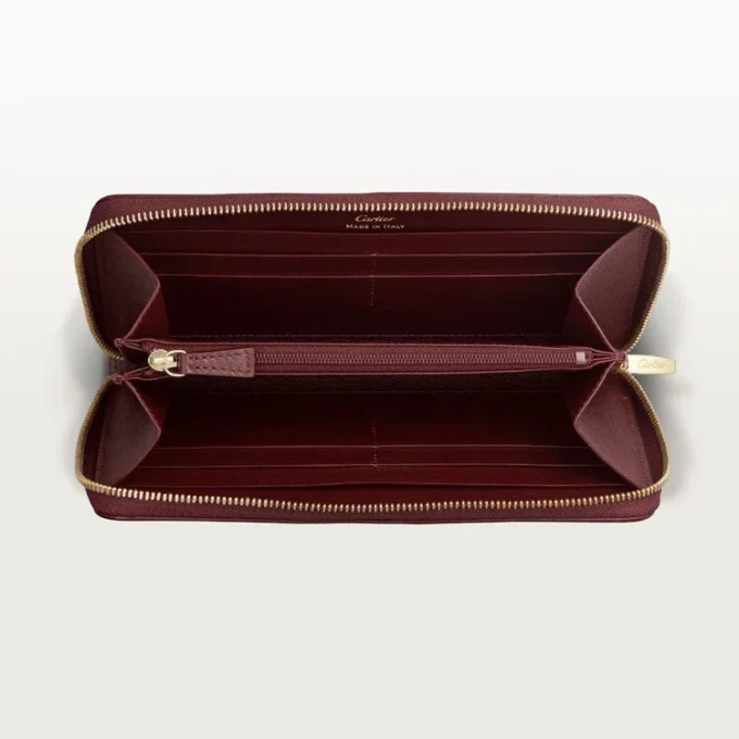Cartera internacional con cremallera, Must De Cartier – Piel de becerro burdeos, acabado dorado – Cartier