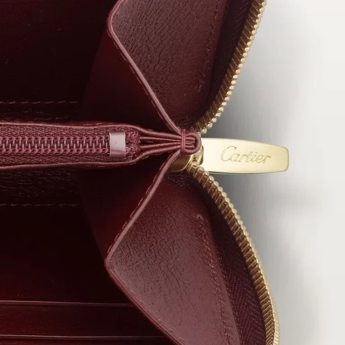 Cartera internacional con cremallera, Must De Cartier – Piel de becerro burdeos, acabado dorado – Cartier