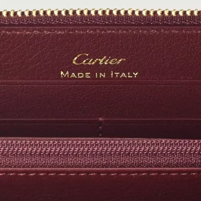 Cartera internacional con cremallera, Must De Cartier – Piel de becerro burdeos, acabado dorado – Cartier