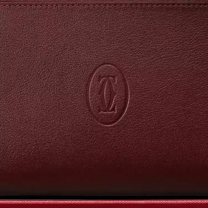 Cartera internacional con cremallera, Must De Cartier – Piel de becerro burdeos, acabado dorado – Cartier