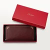 Cartera internacional con cremallera, Must De Cartier – Piel de becerro burdeos, acabado dorado – Cartier