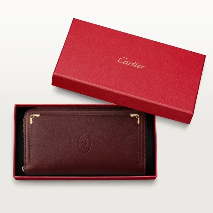 Cartera internacional con cremallera, Must De Cartier – Piel de becerro burdeos, acabado dorado – Cartier