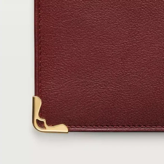 Cartera internacional con fuelles, Must de Cartier – Piel de becerro burdeos, acabado dorado – Cartier