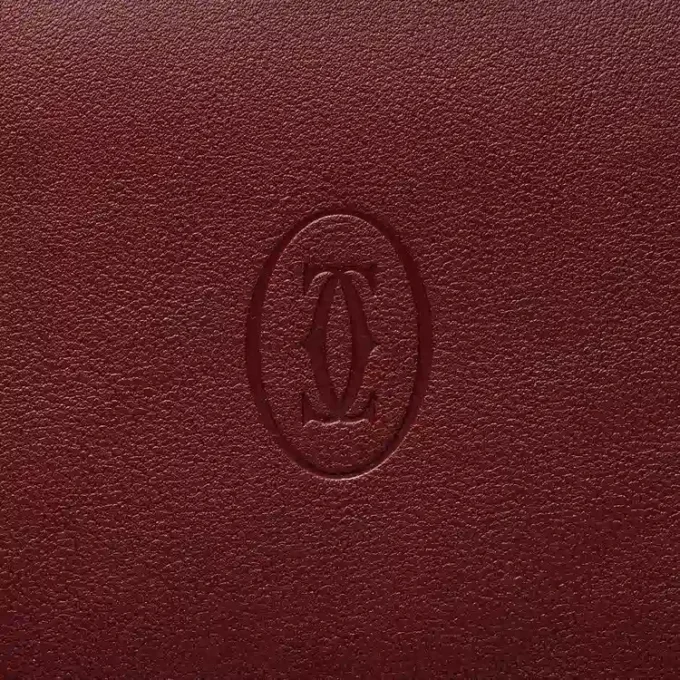 Cartera internacional con fuelles, Must de Cartier – Piel de becerro burdeos, acabado dorado – Cartier