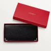 Cartera internacional con fuelles, Must de Cartier – Piel de becerro negra, acabado en acero inoxidable – Cartier